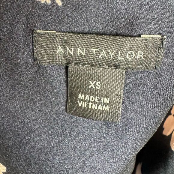 Ann Taylor navy and pink floral button down top size XS - Picture 6 of 7